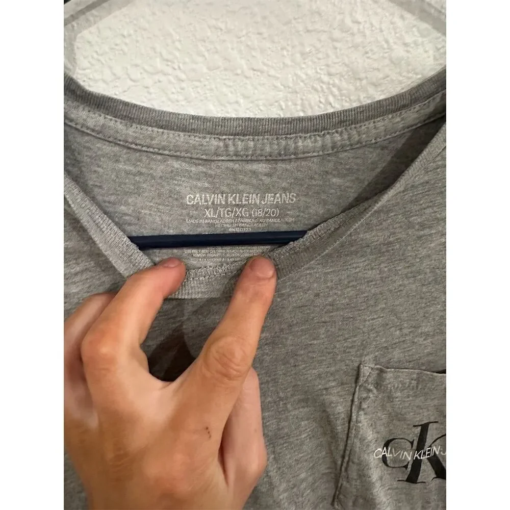 Calvin Klein Boys T-Shirt XL Gray Short Sleeve Crew Neck Casual Top - Picture 2 of 3